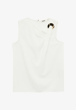 Ärmellose weiße Bluse mit drapiertem Detail an der rechten Schulter, befestigt durch einen großen goldenen runden Verschluss, sichtbar verschließbarer Reißverschluss am Rücken.