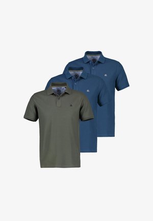 Trzy koszulki polo z krótkim rękawem w kolorze ciemnozielonym oraz dwóch odcieniach niebieskiego, każda z małym haftowanym logo na piersi.