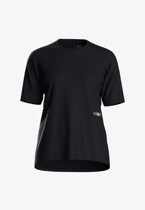 T-shirt de sport noir à manches courtes et col rond avec une petite étiquette logo grise en bas à droite sur fond blanc.