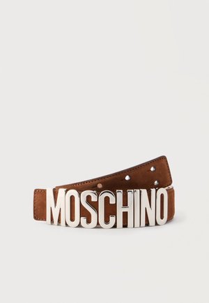 Cintura in camoscio marrone con grandi lettere d'argento che formano la scritta "MOSCHINO" e diversi fori per la regolazione.
