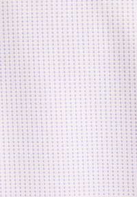 Licht getextileerde stof met een witte basis en een ruitpatroon van kleine blauwe vierkantjes, geschikt voor het maken van kleding of handwerken.