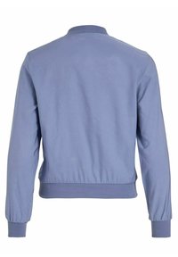 Ljusblå bomberjacka med ribbad krage och ärmslut, elastisk midja, slätt tyg och minimal design. Bakifrån visas en enkel finish.