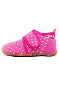 Roze stoffen pantoffel met witte stippen, voorzien van een klittenbandsluiting, bruine rubberen zool en een zachte textuur. Merkenlabel zichtbaar aan de zijkant.