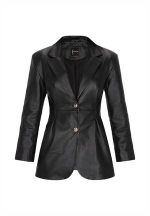 Blazer in pelle nera con una silhouette aderente, rever affilati, due bottoni dorati e maniche a tre quarti con una texture liscia.