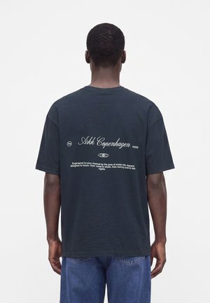 ARKK Copenhagen, SANS SERIF BOXY TEE UNISEX - T-shirt con stampa - navy