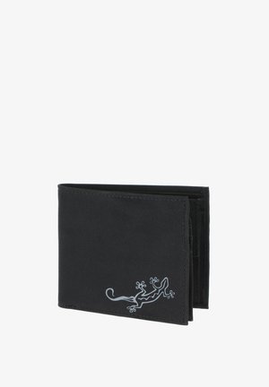 Portefeuille noir bifold avec bords cousus et un petit motif de gecko argenté dans le coin inférieur droit.