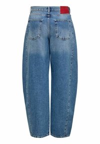 Jeans in denim con vestibilità larga, di colore azzurro chiaro e due tasche posteriori. Presentano un'etichetta rossa al punto vita. Tessuto strutturato con scoloriture.