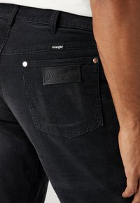 Wrangler Tygbyxor - black