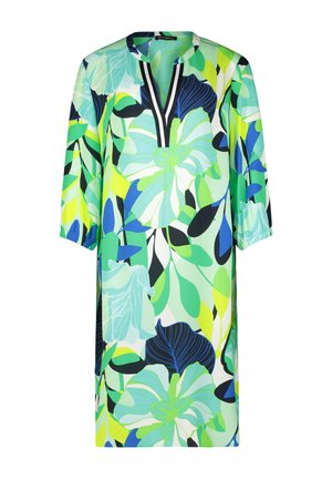 Bloementunic in tinten van groen, blauw en zwart. Heeft een V-halslijn en driekwart mouwen. Gemaakt van lichte stof.