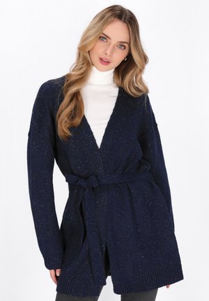 Marine gebreide cardigan met een V-hals, open voorkant en een riem in de taille. Zachte textuur met subtiele metallic glinsteringen; geribde manchetten.