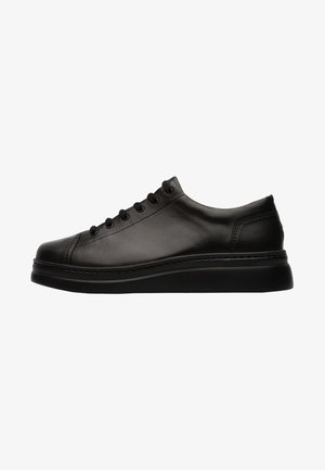 Schwarzer Ledersneaker mit runder Zehenpartie, flacher Sohle und sechs Ösen für Schnürsenkel. Minimalistisches Design mit dezenten Nähten.
