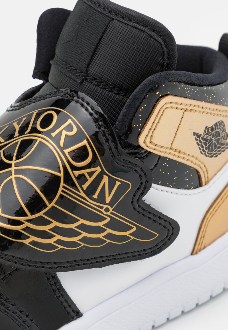 Jordan SKY 1 SE PS UNISEX - Basketball shoes - black/metallic gold 
