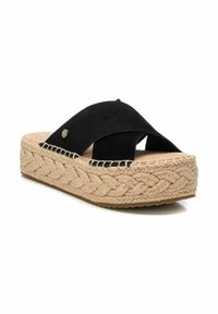 Sandalia deslizante de ante negro con tiras entrecruzadas, plantilla de yute trenzado y suela de goma texturizada. Presenta un pequeño acento metálico.