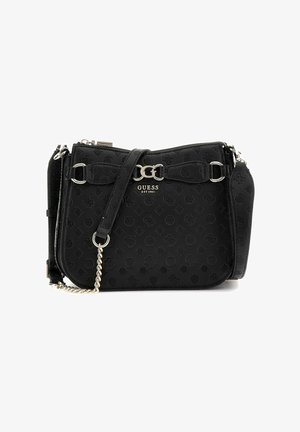 Bolso sintético negro con patrón floral grabado, herrajes plateados, correa de cadena ajustable y detalle del logotipo en la parte frontal. Cierre de cremallera.