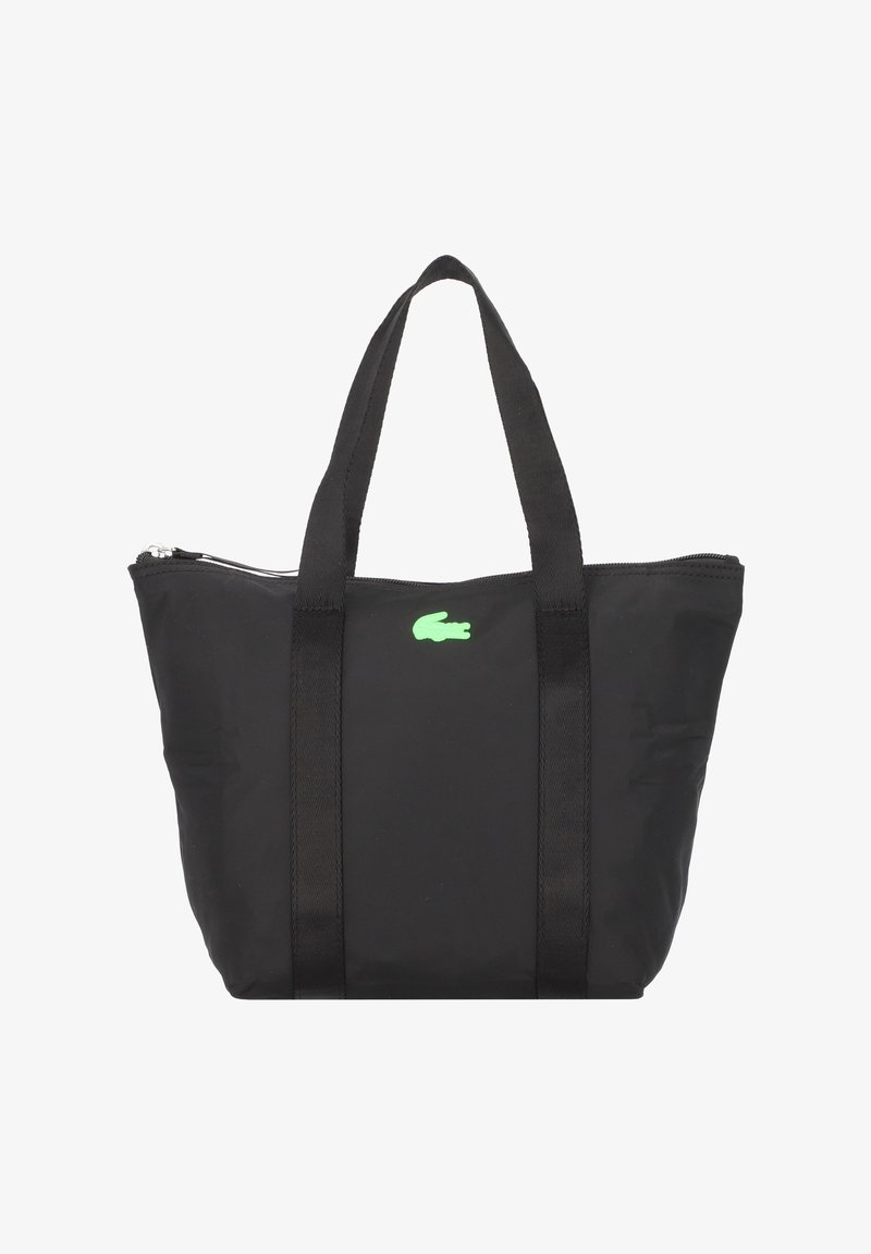 Sac fourre-tout noir avec fermeture éclair sur le dessus, affichant un logo crocodile vert contrastant, de solides poignées en sangle noire et un extérieur à texture douce.