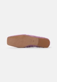 Scarpa piatta in suede viola con punta quadrata e design arricciato. Presenta una suola in gomma marrone liscia, che offre un contrasto di texture.