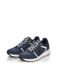 Granatowe buty sportowe z połączeniem gładkich i fakturowanych materiałów, białymi akcentami oraz logo z boku. Płaska czarna podeszwa i sznurowadła.