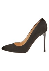 Escarpin noir en daim à talon haut avec un bout pointu et un design découpé. Il dispose d'un talon aiguille fin et d'un intérieur en cuir lisse.