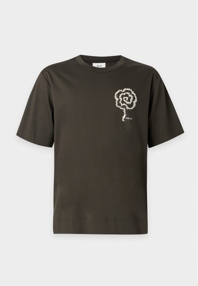 Σκούρο πράσινο κοντομάνικο t-shirt με λευκό κεντημένο σχέδιο λουλουδιού σε σπειροειδή μορφή και κείμενο "NN. 07" στο αριστερό στήθος.