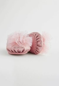 Rosa, weiche Hausschuhe aus glänzendem Material mit einem gerafften Tüllakzent oben; runde Form und geraffte Kanten für einen bequemen Sitz.
