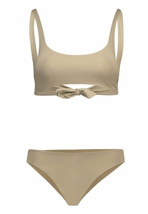Bikini beige deux pièces avec haut à encolure carrée avec détail de nœud et bas taille basse assorti.