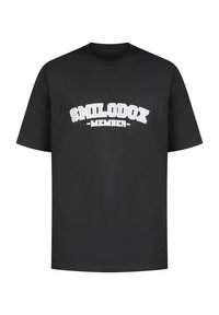 Musta puuvillainen t-paita lyhyillä hihoilla, jossa on edessä valkoinen kaareva tekstisuunnittelu, joka lukee "SMILODOX JÄSEN".