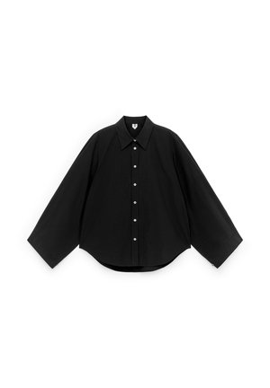 Zwart overhemd met knopen, een puntige kraag, lange mouwen en een afgeronde zoom. Lichtgewicht stof met knoopsluiting en een gestructureerd oppervlak.