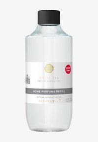 Przezroczysta szklana butelka z czarną zakrętką zawierająca uzupełnienie perfum domowych. Etykieta z złotym i szarym tekstem, oznaczona jako "Royal Tea."