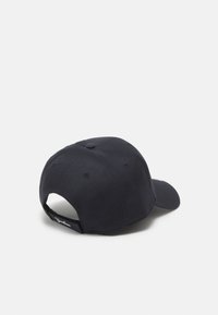 Gorra de béisbol azul marino con visera curva, fabricada en una tela texturizada. Correa trasera ajustable con detalle del logotipo cerca del cierre.