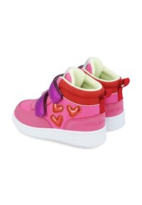 Zapatillas altas rosas con una mezcla de materiales, acentos de corazones, doble tira de velcro y suela de goma blanca.
