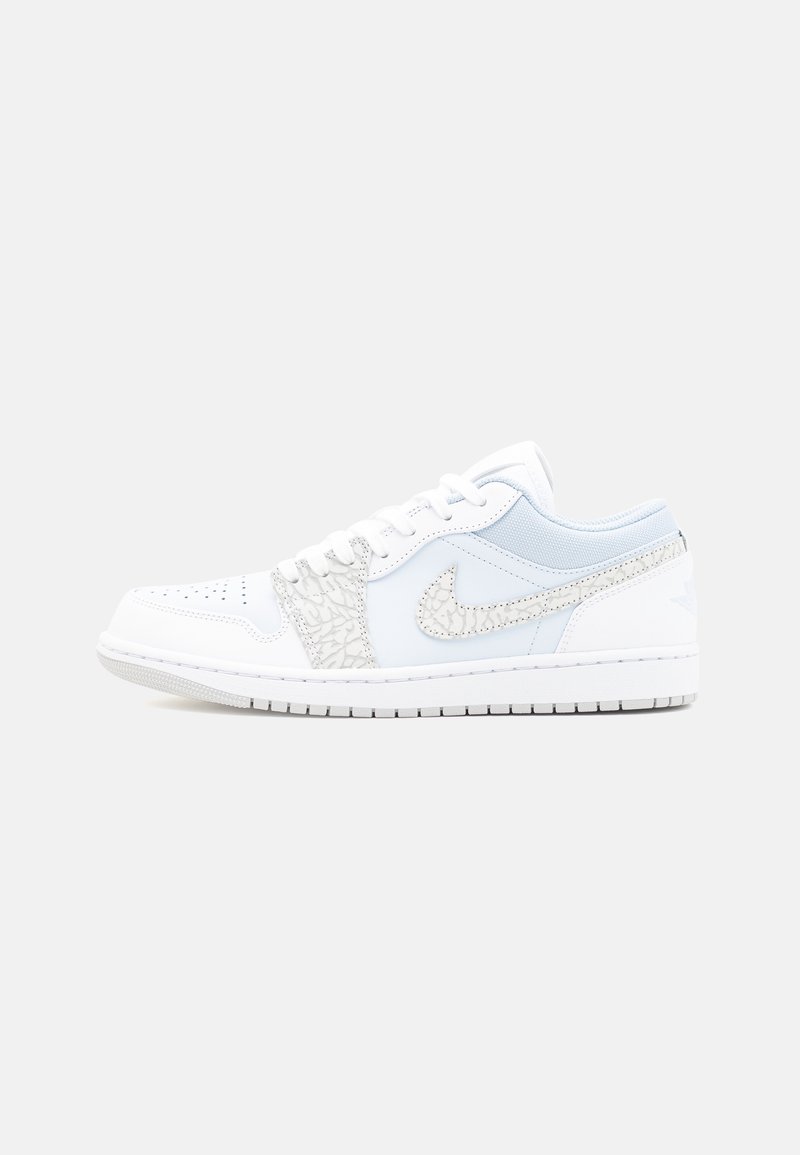 Baskets blanches basses avec des accents bleu clair, des superpositions à imprimé éléphant gris et un logo Nike Swoosh gris à motif sur une semelle blanche.