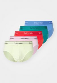 Set aus fünf Paar Herrenbriefs in den Farben: hellgrün, hellrosa, rot, türkis und blau. Jeder mit einem schwarzen Calvin Klein Logo-Bund.