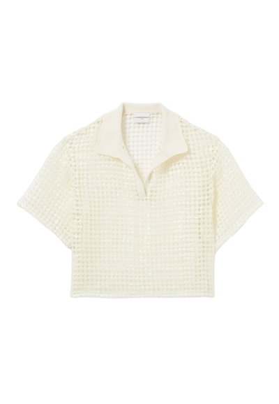 Haut court à manches courtes en matière tissée légère. Présente un motif gris subtil et une couleur blanche douce avec un col.
