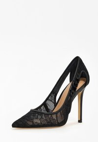 Černé krajkové lodičky s vysokým podpatkem, špičatou špičkou, otevřenými stranami a štíhlým stiletto podpatkem. Doplnené černými kovovými detaily na podpatku.