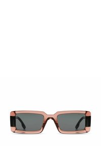 Lunettes de soleil carrées avec une monture rose translucide, des verres foncés et des accents noirs sur les branches. Présente une finition brillante et un design géométrique.