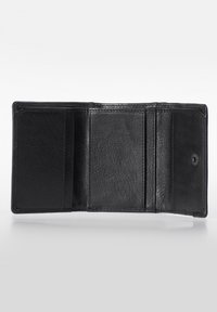 Zwarte leren portemonnee met een gladde textuur, voorzien van meerdere kaartsleuven en een drukknoopsluiting. Compact, opvouwbaar ontwerp.