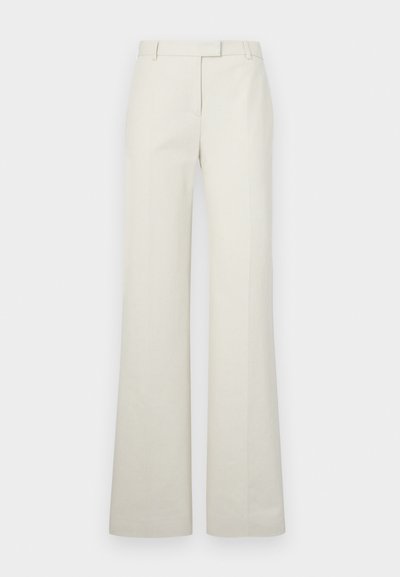 Crème wijde broek met een soepele textuur, riemlussen, rechte voorkant en zonder zakken. Tailored fit met een schone, minimalistische uitstraling.