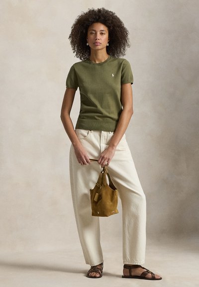 Ελιά πράσινη πλεκτή μπλούζα με κοντά μανίκια και στρογγυλή λαιμόκοψη. Παντελόνι άνετης γραμμής σε εκρού χρώμα. Καφέ τσάντα χειρός από σουέντ με κοντά χέρια, καφέ σανδάλια.