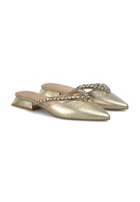 Gouden metallic pointed-toe mules met een lage blokhak. Bevat rhinestone decoratie over de bovenkant en een soepele leren textuur.