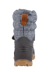 Grå vanntett støvel med en strikket blå tekstilkrage, lærdetalj i løkken og teksturert gummisåle, designet for holdbarhet og trekkraft.