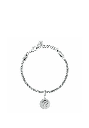 Bracciale a catena in argento con ciondolo rotondo con emblema del leone e chiusura a moschettone su sfondo bianco.