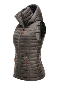 Grijze puffer vest met een hoge kraag, verticale stiksels en twee ritszakken. Voorzien van bruine leren accenten en een geprinte label aan de binnenkant.