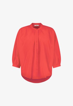 Piros pamut blúz kerek gallérral, gombos záródással, fodros vállakkal és hosszú ballon ujjakkal. Simább textúra ívelt aljjal.