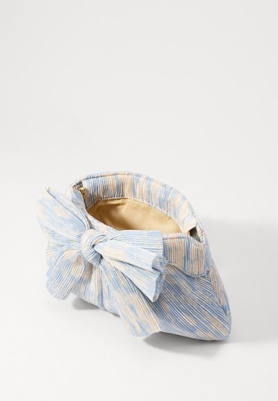 Plisserad tygväska i ljusblått och beige med en rosettaccent. Har en öppen topp och en slät foder. Kompakt, rund form.