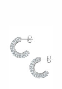 Srebrne kolczyki w kształcie hoop o teksturowanej powierzchni, ozdobione wieloma błyszczącymi, przezroczystymi kamieniami, tworzącymi kształt półksiężyca.