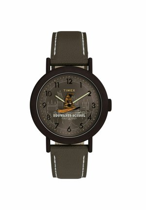 Runde Timex-Armbanduhr mit braunem Lederarmband, Hogwarts School Schriftzug und einer detaillierten Zeichnung des Sprechenden Huts auf dem Zifferblatt.