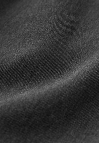 Schwarzer Stoff mit glatter Textur und subtiler, feiner Webmusterung. Der Hintergrund zeigt leichte Falten und Variationen im Oberflächenlicht.