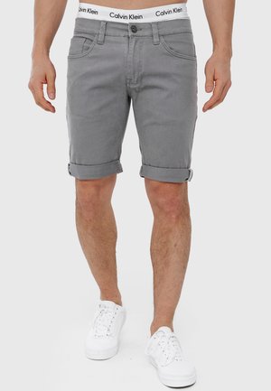 Graue Denim-Shorts mit umgeschlagenen Säumen, ausgestattet mit Vordertaschen, einem Knopfverschluss und einem weißen Bund mit "Calvin Klein"-Logo.