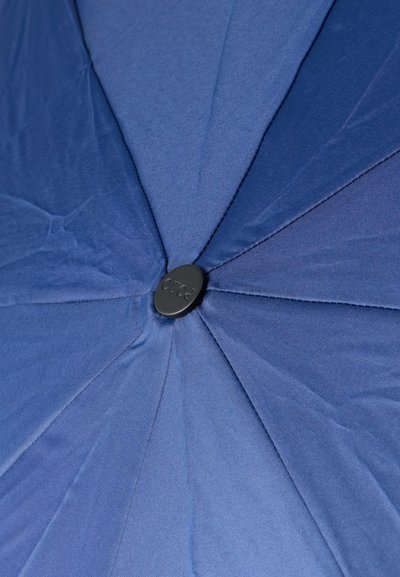 Μπλε ομπρέλα με ομαλή υφή, που διαθέτει ένα κεντρικό μαύρο κουμπί και ένα ακτινωτό σχέδιο από υφασμάτινα τμήματα.
