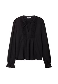 Blouse noire à manches longues en tissu texturé, avec un décolleté en V, des accents en dentelle, un nœud au niveau du décolleté et des poignets de manches volantés.